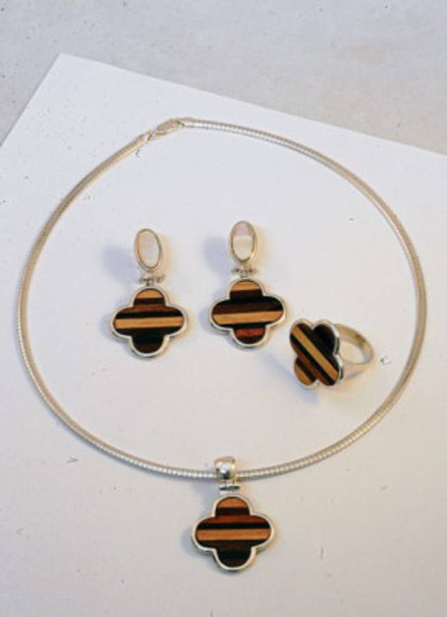 Exclusivas piezas artesanales diseñadas con madera y plata