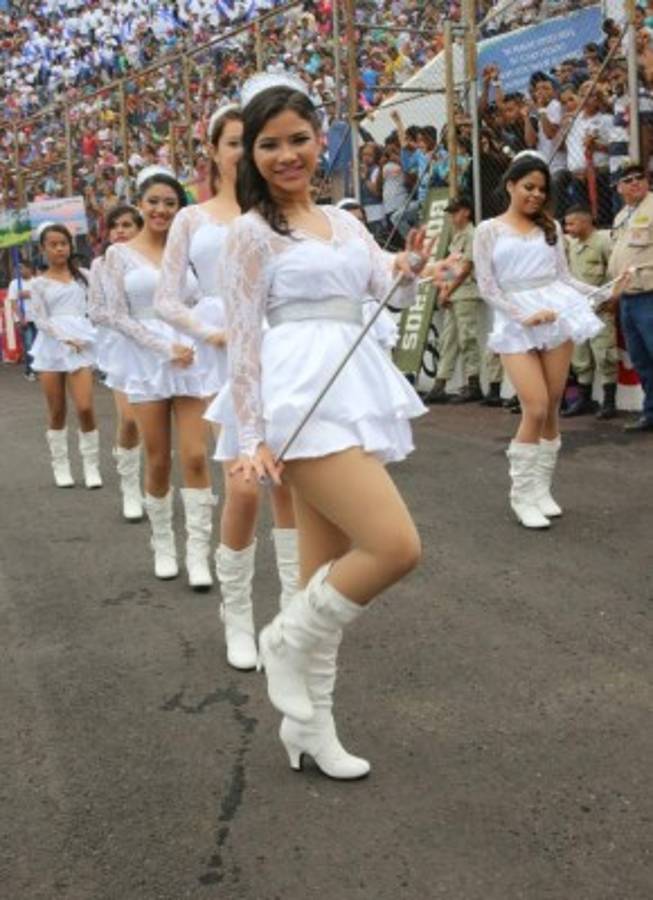 Bastoneras, dueñas de la pasarela cívica