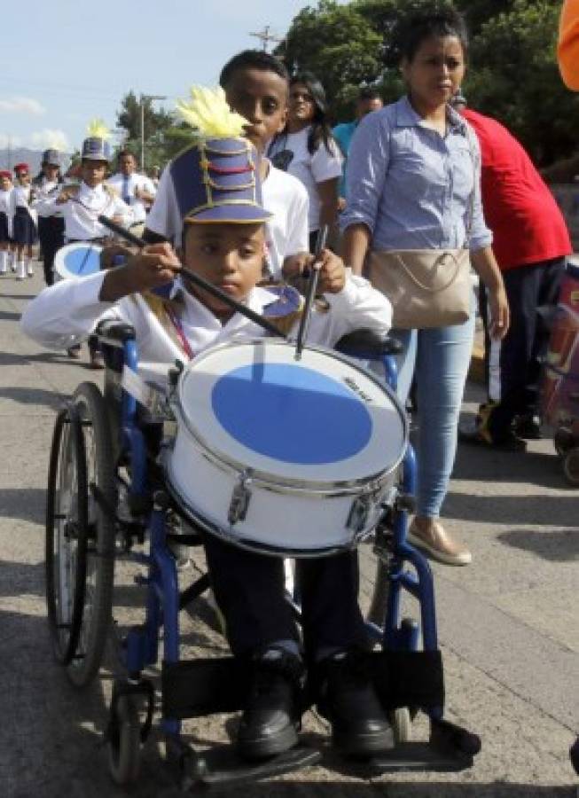 Escolares dan un colorido y fervoroso saludo a la Patria