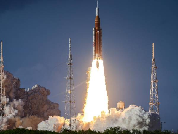 El cohete Space Launch System, que transporta la cápsula Orion para la misión Artemis II, despegó desde la plataforma de lanzamiento del Centro Espacial Kennedy, en Titusville, Florida, el 1 de abril de 2026.