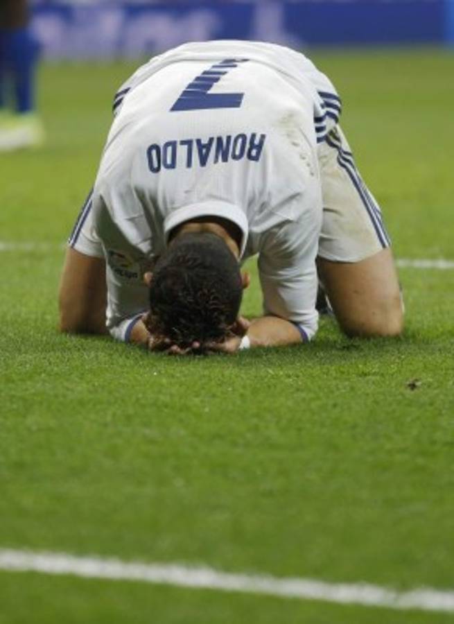 Real Madrid's Cristiano Ronaldo reacts after missing a scoring chance during a Spanish La Liga soccer match between Real Madrid and Barcelona, dubbed 'el clasico', at the Santiago Bernabeu stadium in Madrid, Spain, Sunday, April 23, 2017. (AP Photo/Francisco Seco)