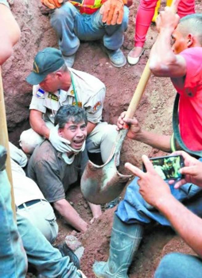 Dramático rescate de un obrero soterrado