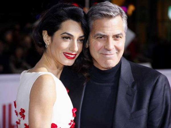 George Clooney junto a su esposa y madre de sus hijos Amal Ramzi Clooney.