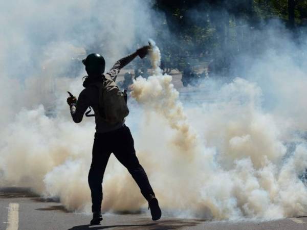 Activistas de la oposición protestan contra la recién inaugurada Asamblea Constituyente y el choque de la policía antidisturbios en Caracas el 4 de agosto de 2017. Foto: AFP