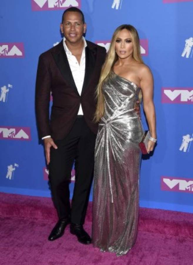 Alex Rodríguez, izquierda, y Jennifer Lopez llegan a los MTV Video Music Awards en el Radio City Music Hall el lunes 20 de agosto de 2018 en Nueva York.