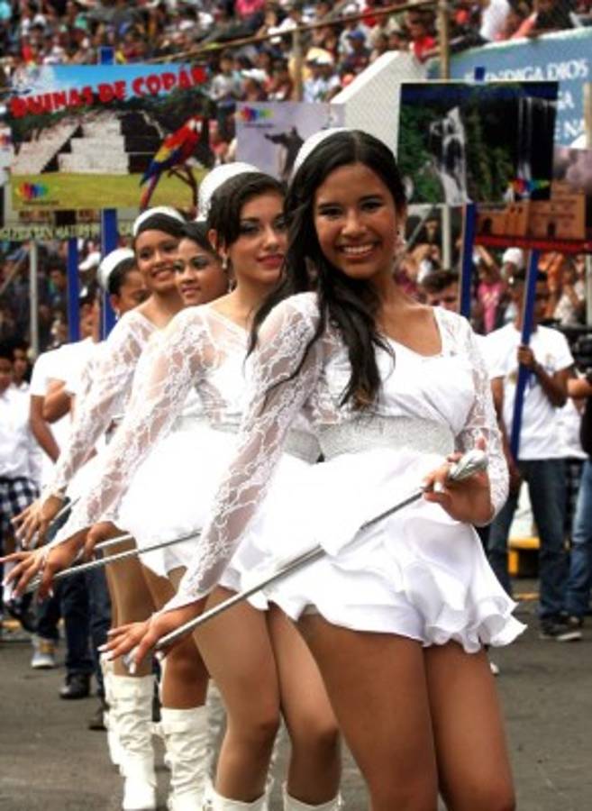 Bastoneras, dueñas de la pasarela cívica