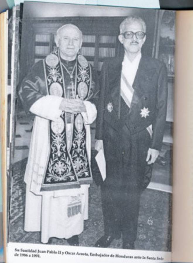 La obra delicada y extraordinaria de Óscar Acosta