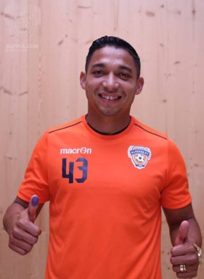 Emilio Izaguirre fue presentado en su nuevo equipo, el Al-Fayha de Arabia Saudita