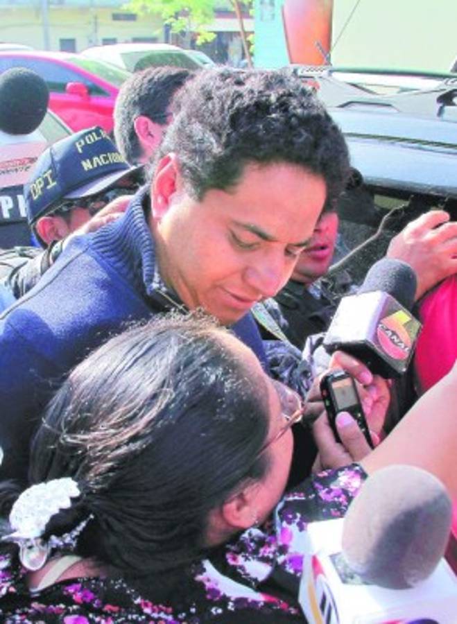 Una mujer, que es familia, acompañó al edil y dijo que van a demostrar que es inocente de las acusaciones que se le imputan.