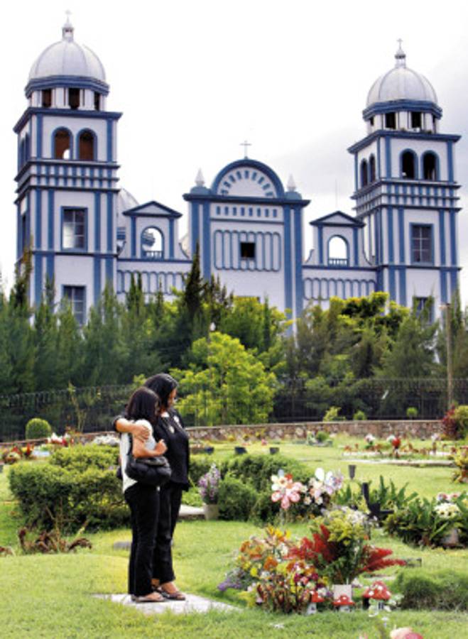 En silencio, rectora llora a su hijo