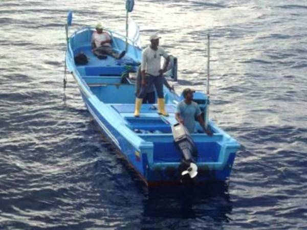Rescatados en la costa de Chiapas, los cuatro pescadores relataron que se extraviaron y luego la pequeña embarcación se quedó sin combustible hace un mes.