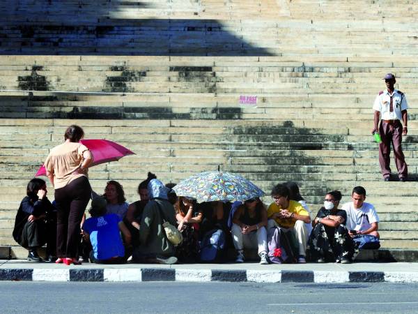 Protestas: Unos 30 estudiantes de la Universidad de La Habana protagonizaron ayer una inusual y sorpresiva protesta: una sentada en la gradas de ingreso a su alma mater por la grave crisis en el país, sus efectos en la educación y la falta de efectividad de las vías institucionales para sus quejas.
