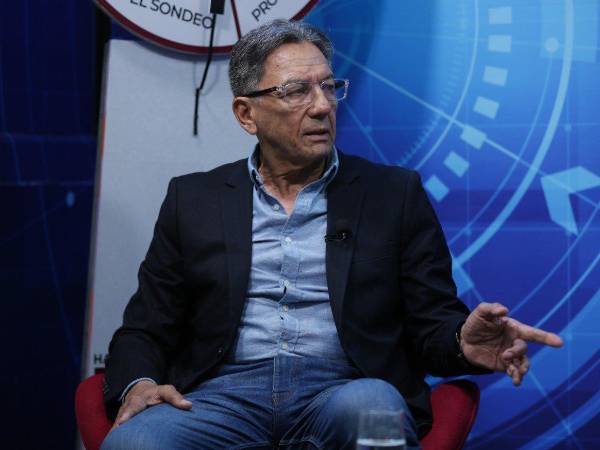 El doctor, Salomón Názar, de 73 años y exmundialista, busca una diputación en Honduras.