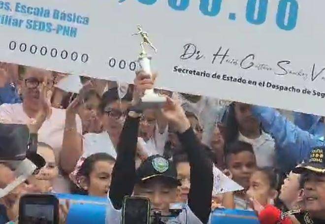 “Un japonés, cinco estrellas, macizo y héroe”: Shin Fujiyama recibe cariño de los hondureños durante reto por la educación