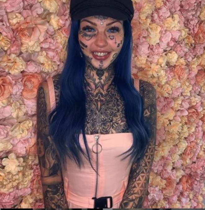 FOTOS: La influencer que quedó ciega temporalmente por tatuarse los ojos
