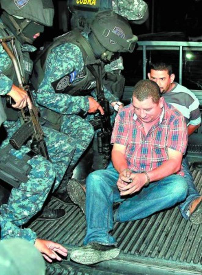 Los AA también le regalaron fincas de café a un policía