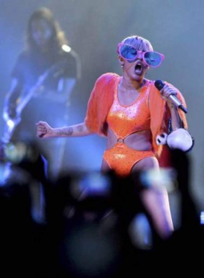 Miley Cyrus escupe y golpea bandera mexicana con su trasero
