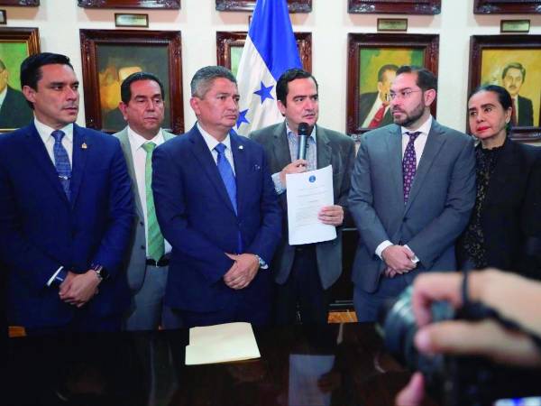 Recomendación. La comisión de diputados encargada de investigar las denuncias que dieron pie al juicio político contra el fiscal general Johel Zelaya, ha entregado su informe final a la secretaría del Congreso Nacional y recomendado la destitución definitiva del alto funcionario.