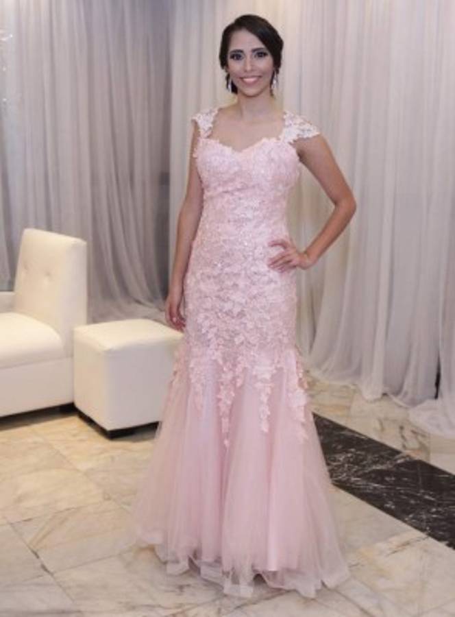 Encajes y pedrería iluminaron las prom