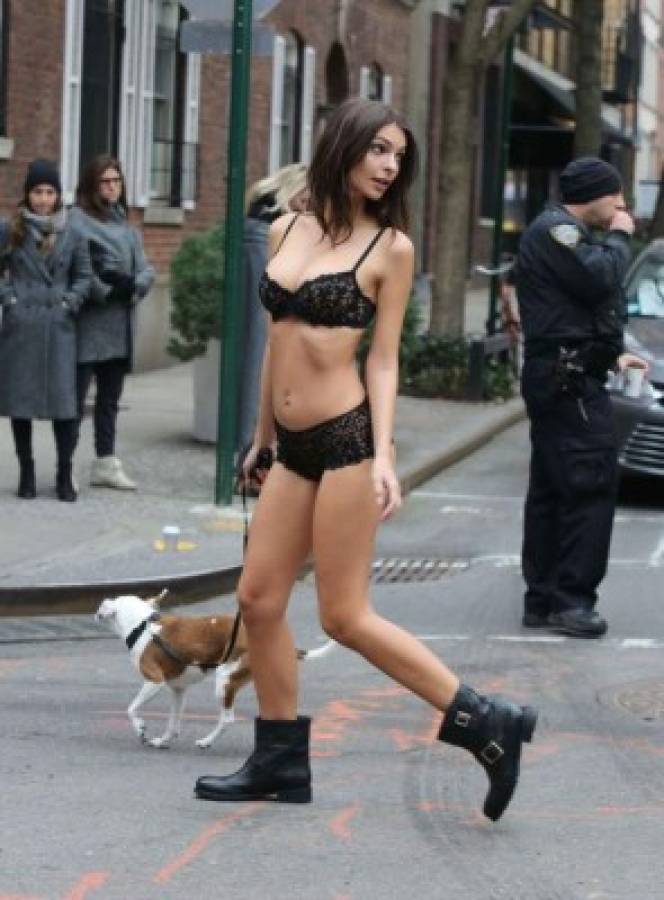 Emily Ratajkowski saca a pasear a su perro de la forma más sexy