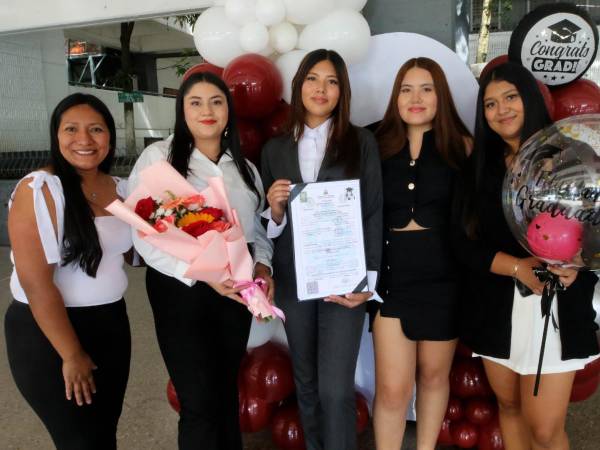 Miles de estudiantes de institutos como el central Vicente Cáceres preparan sus togas y birretes para recibir sus títulos en ceremonias que marcarán el cierre del año académico.