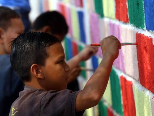 Los niños de la Escuela Jorge Roberto Maradiaga comenzaron a realizar su mural.