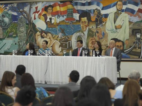 La mesa principal conformada por autoridades de la Universidad Pedagógica Nacional Francisco Morazán y EL HERALDO.