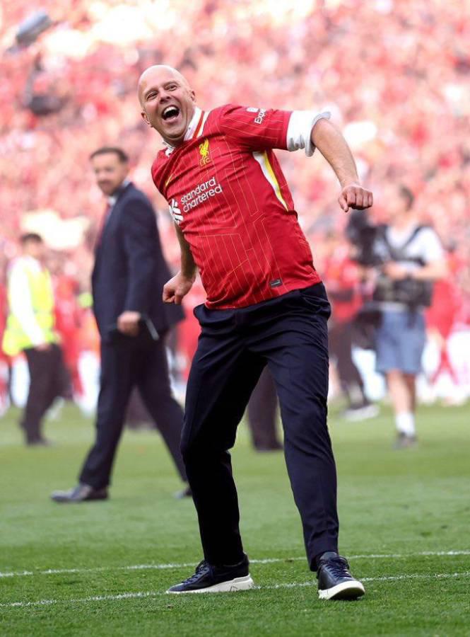 Festejo son copa: Así celebró Liverpool el coronarse campeón de Premier League