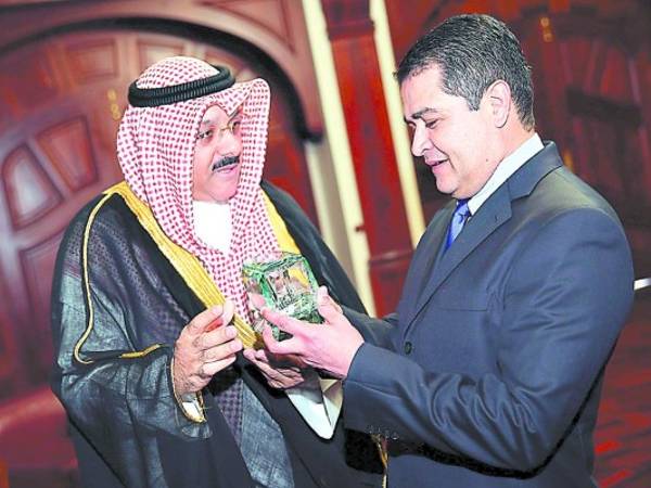 El presidente Hernández recibió un presente del embajador de Kuwait.