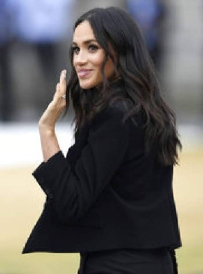 Meghan Markle, esposa del príncipe Harry, revive su antiguo estilo con elegante traje negro