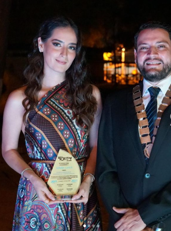 “Con la mirada en el cielo y los pies en la tierra”, escribió en su cuenta de Instagram al obtener un premio en la categoría: Logros comerciales económicos o empresariales.