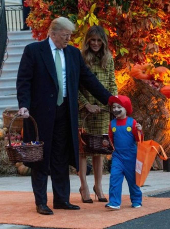 El costoso abrigo que usó Melania Trump para regalar dulces en Halloween