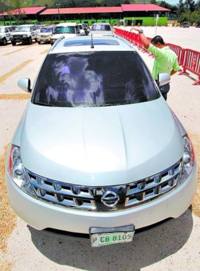 Carros de lujo han llegado saqueados