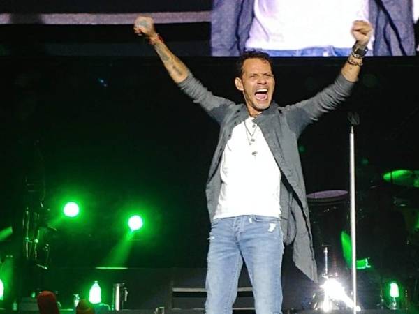 El salsero lució sus inseparables lentes oscuros, camisero estilo cardigan en gris, camiseta y jeans. Fotos Alejandro Amador