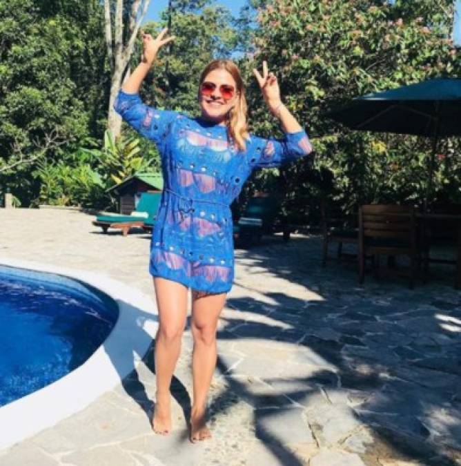 Presentadoras hondureñas dan la bienvenida al Verano 2018 posando en sexys trajes de baño