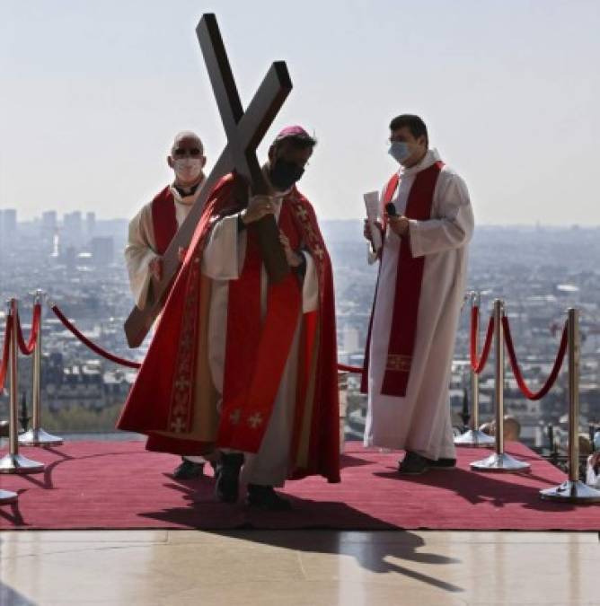 Limitado por el coronavirus, el mundo conmemora el Vía Crucis (FOTOS)
