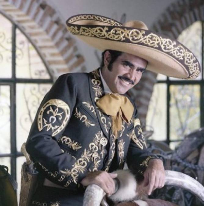 Su primer sueldo, sus empleos antes de la fama y sus trajes: lo que no sabías de Vicente Fernández