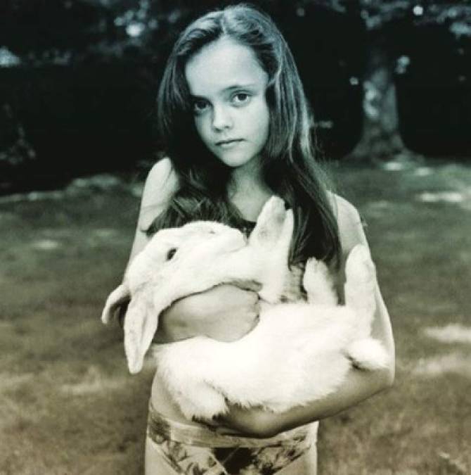 Así luce 30 años después Christina Ricci, la joven que interpretó a Merlina en Los locos Addams