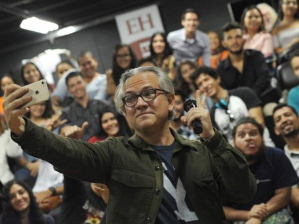 El cineasta compartiendo con los estudiantes de la UNAH.