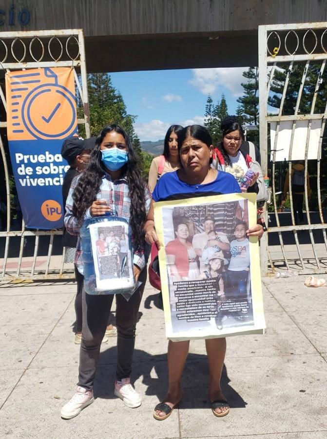 Familiares salían a pedir dinero a las calles de la capital de Honduras.