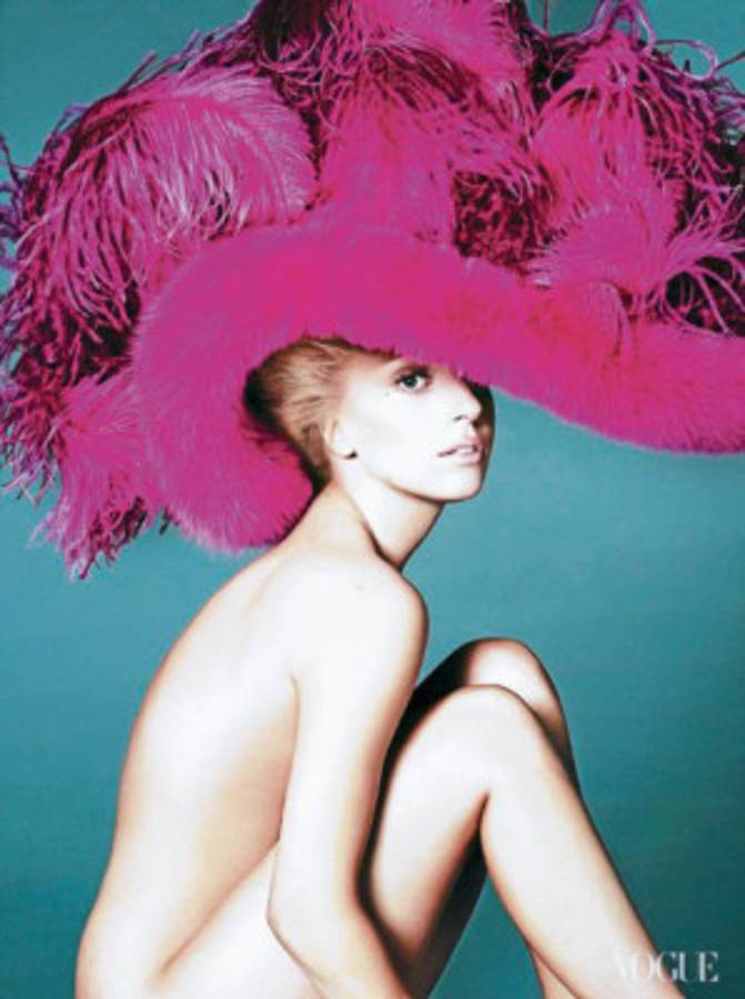 Gaga engalana portada de Vogue de agosto