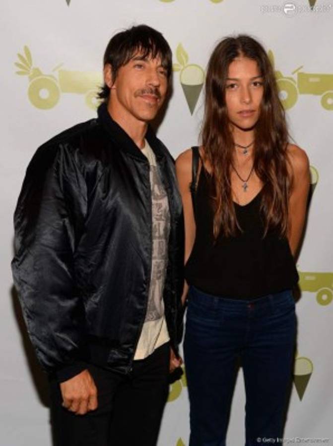 Los Red Hot Chili Peppers regresan con su sobredosis musical