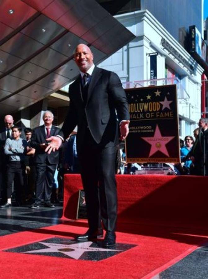 Dwayne Johnson recibe estrella en el emblemático Paseo de la Fama