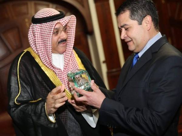 El embajador de Kuwait Sameeh Essa Johar Hayat y el presidente Juan Orlando Hernández.