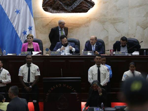 Congreso suspende sesión en medio de suspenso y hermetismo total.