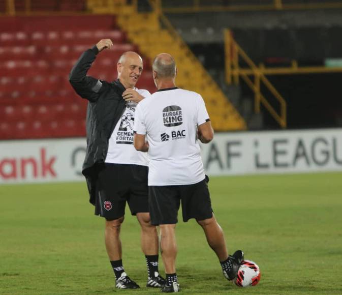 Entre sonrisas, bromas y un pasillo especial a Bryan Ruiz, así entrenó el Alajuelense