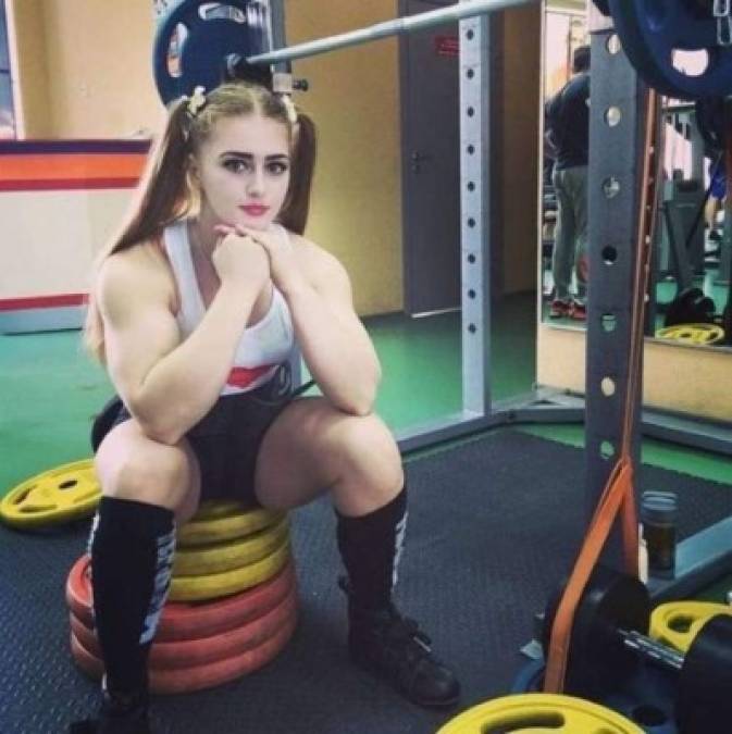 Joven rusa sorprende a miles de persona con su musculoso cuerpo