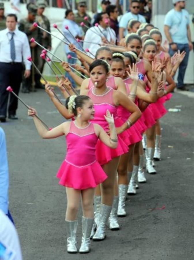 Bastoneras, dueñas de la pasarela cívica