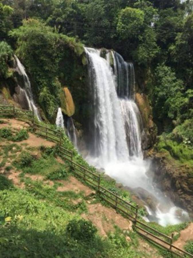 Heide Fulton, encargada de negocios de la Embajada de EEUU, visita Pulhapanzak y queda encantada con la vista   
