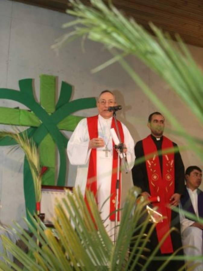 El Cardenal Óscar Andrés Rodríguez oficiando la misa en el inicio de la Semana Mayor.